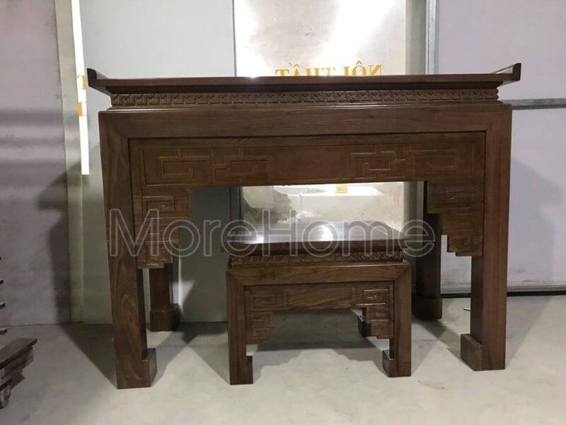 Với hệ thống xưởng sản xuất gỗ tự nhiên rộng hơn 1000m2 cùng hệ thống máy móc hiện đại, các sản phẩm bàn thờ gỗ óc chó cao cấp luôn là thế mạnh của Nội thất Morehome.